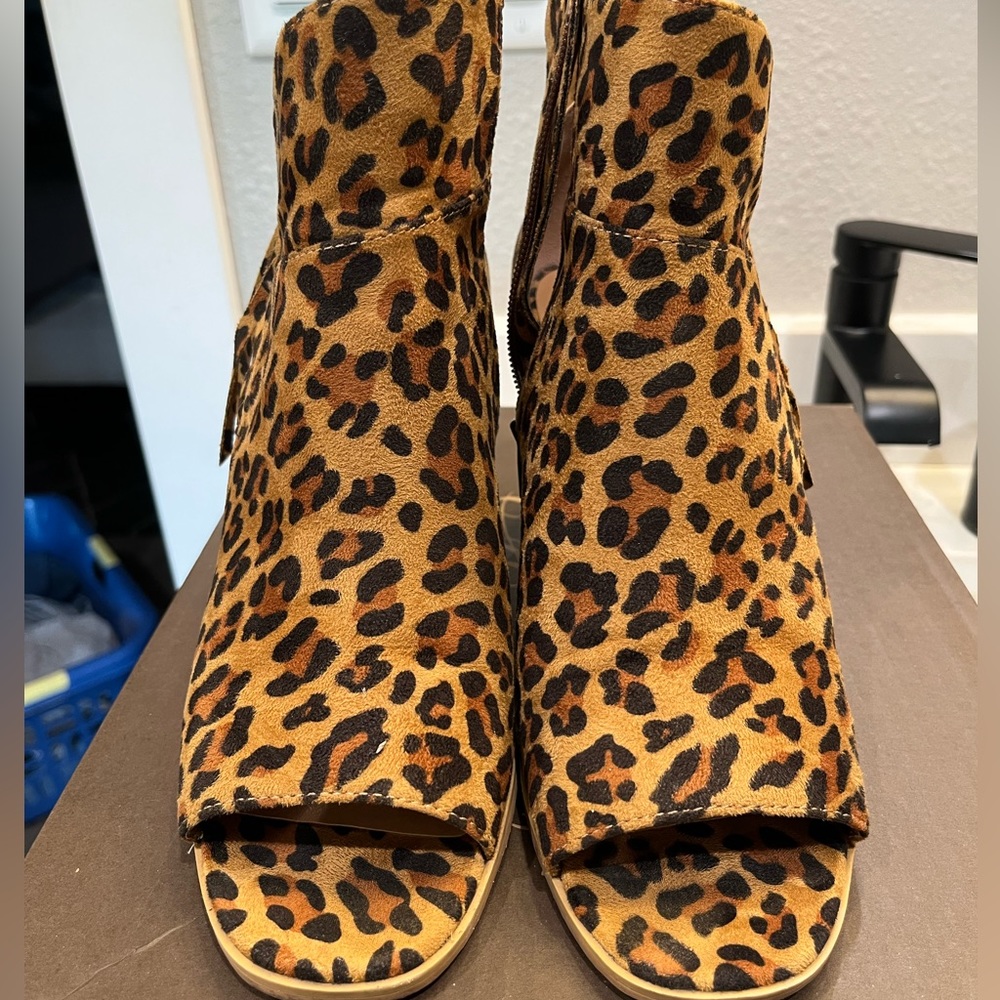 Ariat Unbridled Leopard print Bootie Sandals. Size 9.5